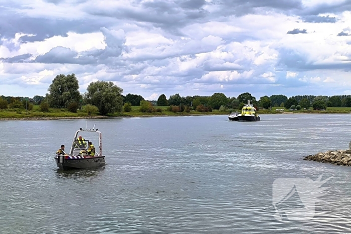 Rijkswaterstaat sleept watermakende boot