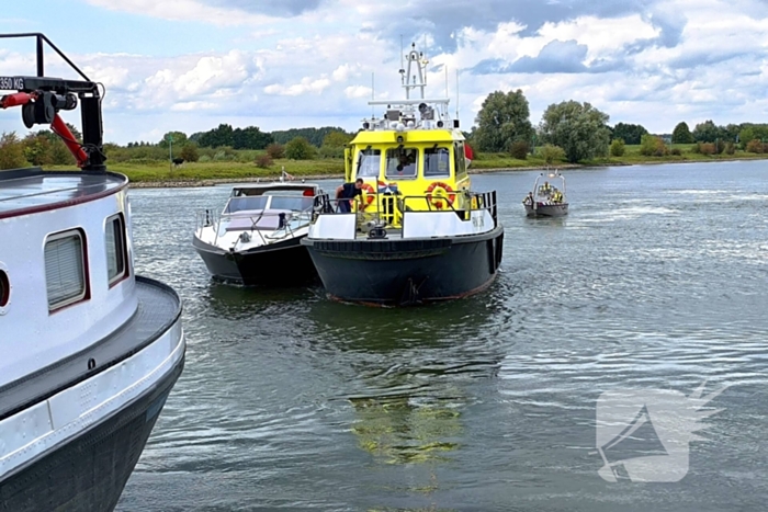 Rijkswaterstaat sleept watermakende boot