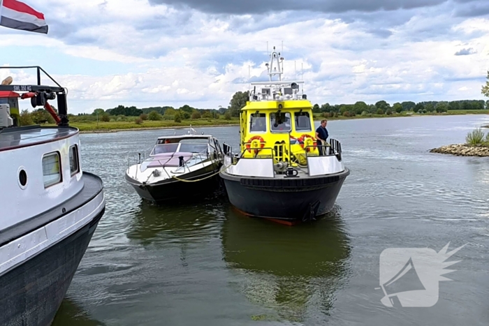 Rijkswaterstaat sleept watermakende boot