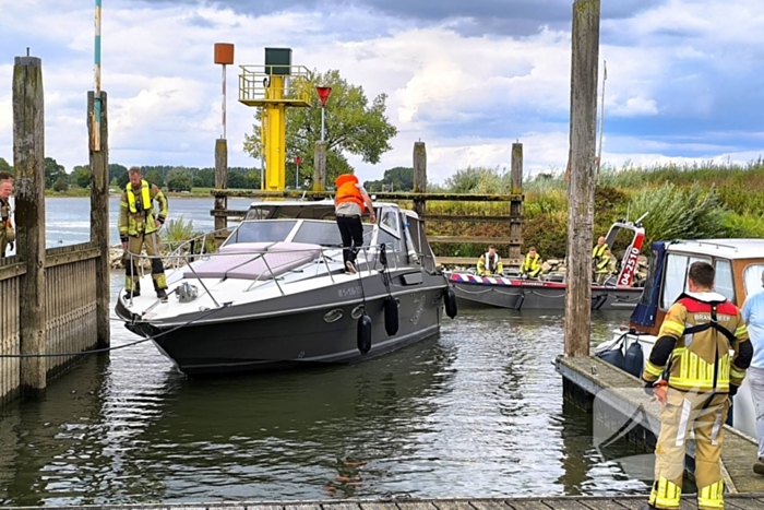Rijkswaterstaat sleept watermakende boot
