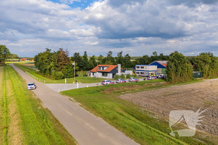 Zware politie-inzet bij boerderij