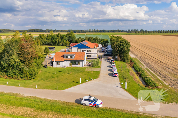 Zware politie-inzet bij boerderij