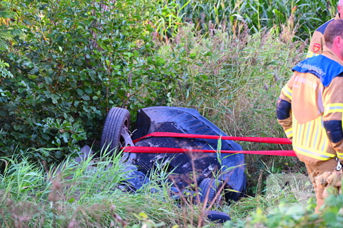 Ongeval met auto in de sloot