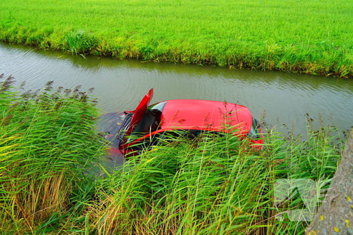 Verkeersongeval met auto in water