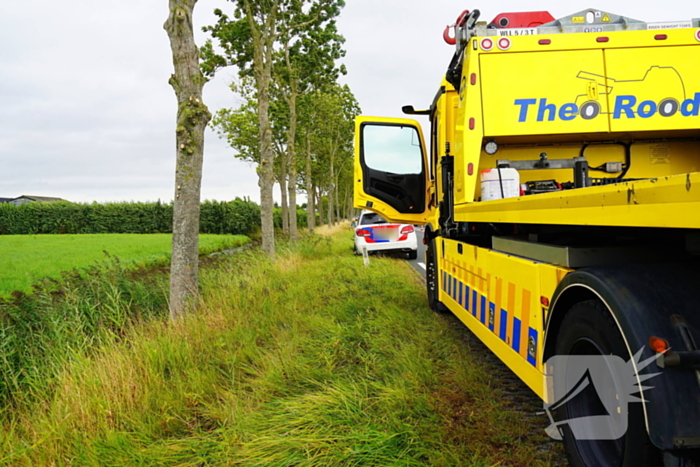 Verkeersongeval met auto in water
