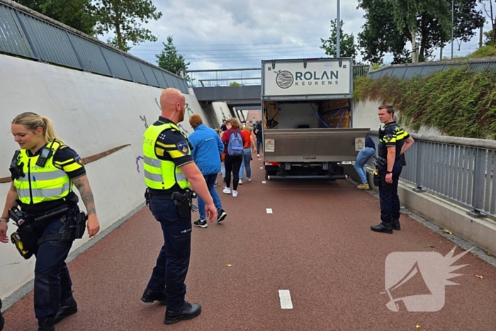 Politie en voorbijgangers bevrijden bakwagen