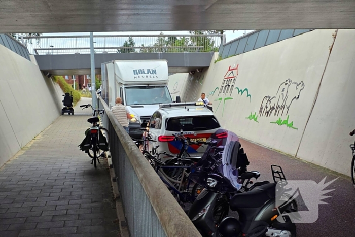 Politie en voorbijgangers bevrijden bakwagen