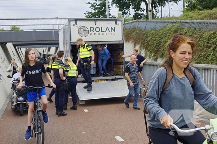 Politie en voorbijgangers bevrijden bakwagen