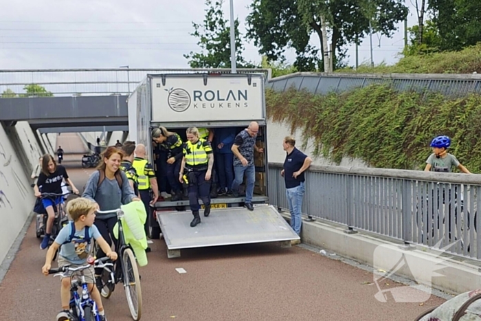 Politie en voorbijgangers bevrijden bakwagen