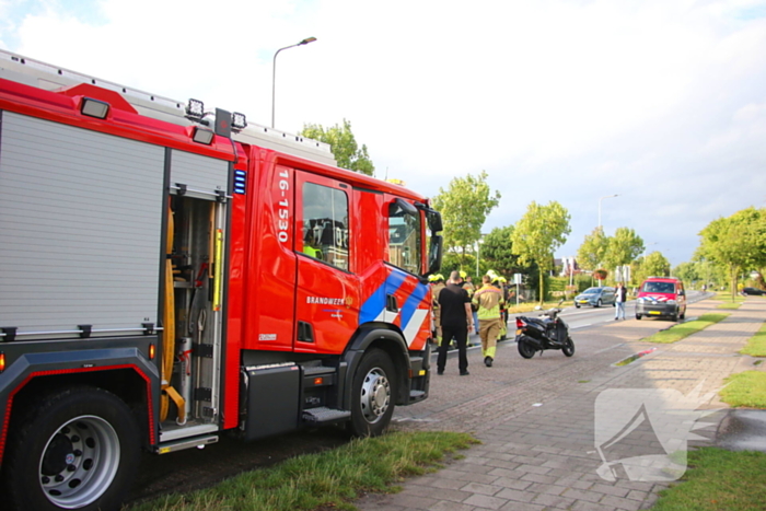 Auto en lijnbus botsen op kruising