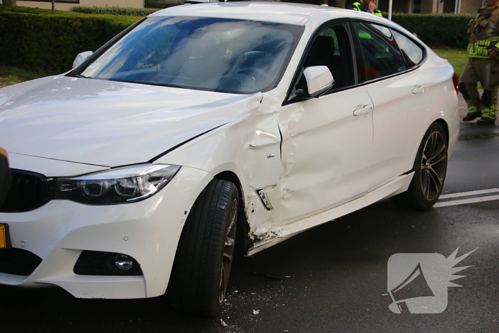 Auto en lijnbus botsen op kruising
