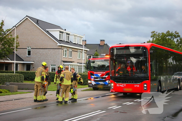 Auto en lijnbus botsen op kruising