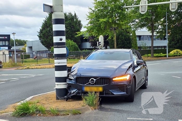 Automobilist klapt op verkeerslicht auto fiks beschadigd
