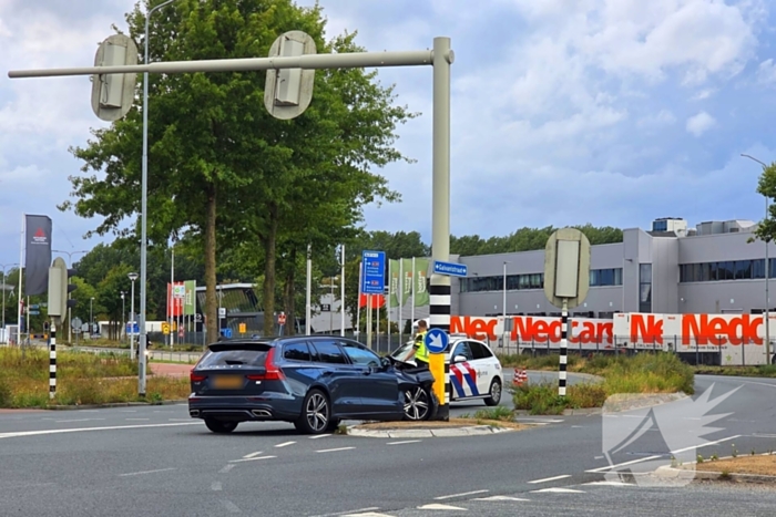 Automobilist klapt op verkeerslicht auto fiks beschadigd