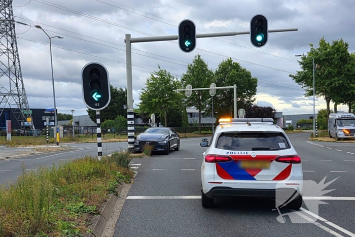 Automobilist klapt op verkeerslicht auto fiks beschadigd