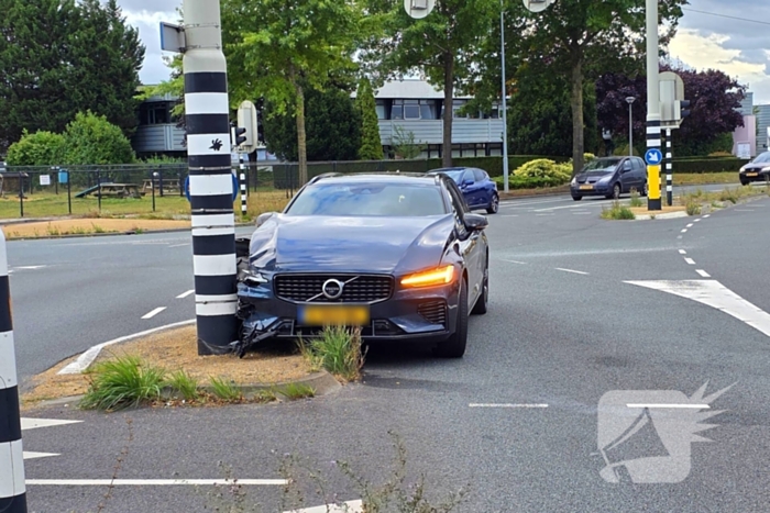 Automobilist klapt op verkeerslicht auto fiks beschadigd