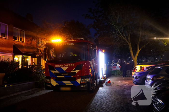 Brandweer zaagt takken van schuinstaande boom af