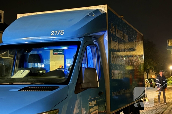 Bakwagen van boodschappen bezorgdienst ramt carpoort