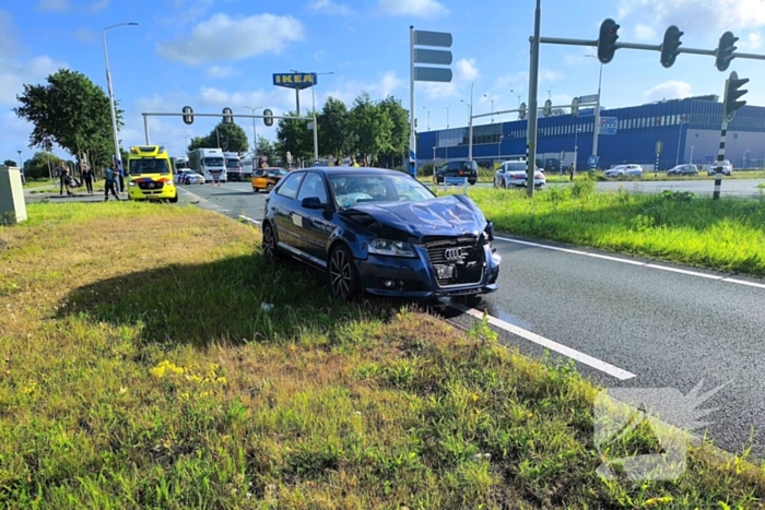 Grote schade na botsing op kruispunt