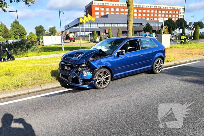 Grote schade na botsing op kruispunt