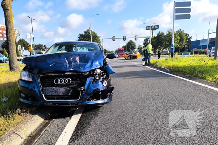 Grote schade na botsing op kruispunt