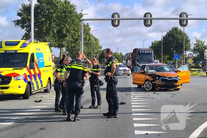 Grote schade na botsing op kruispunt