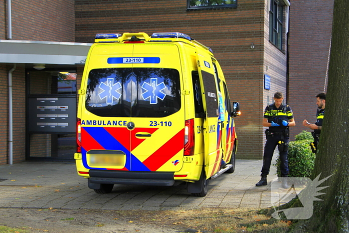 Fietser aangereden door bestelbusje op rotonde