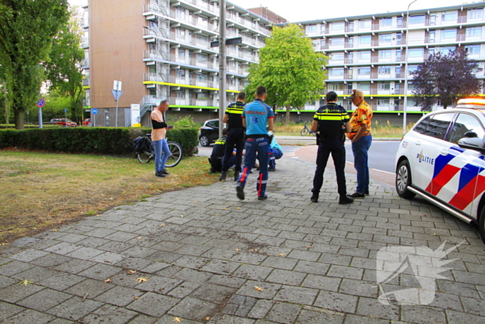 Fietser aangereden door bestelbusje op rotonde
