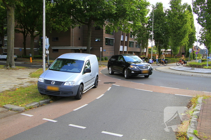 Fietser aangereden door bestelbusje op rotonde