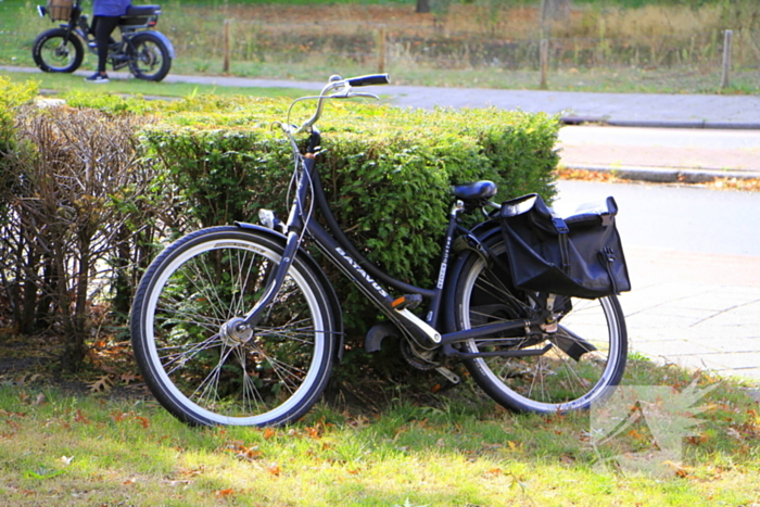 Fietser aangereden door bestelbusje op rotonde