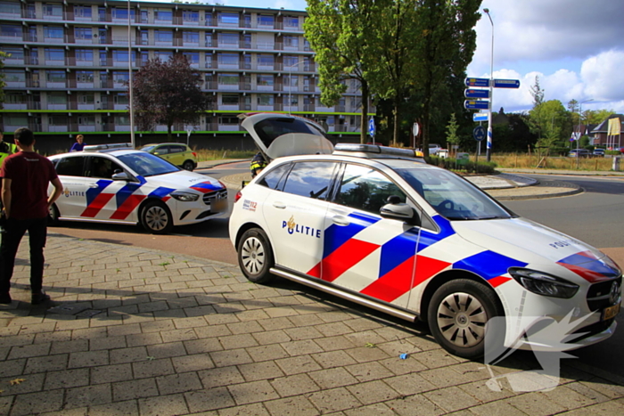 Fietser aangereden door bestelbusje op rotonde