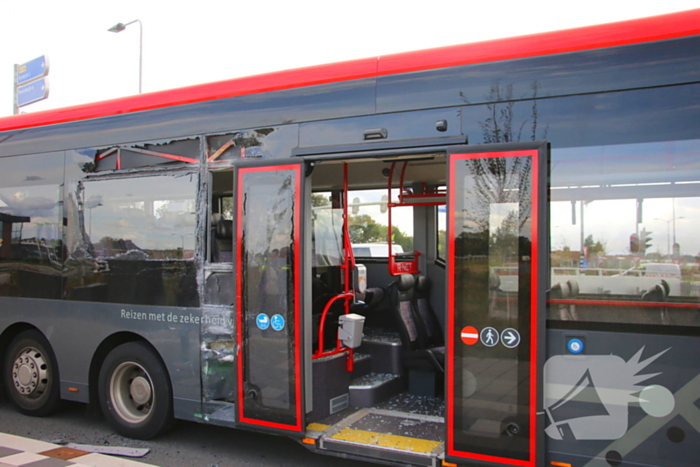 Twee bussen botsen hard, hulpdiensten groots ingezet