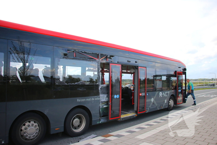 Twee bussen botsen hard, hulpdiensten groots ingezet
