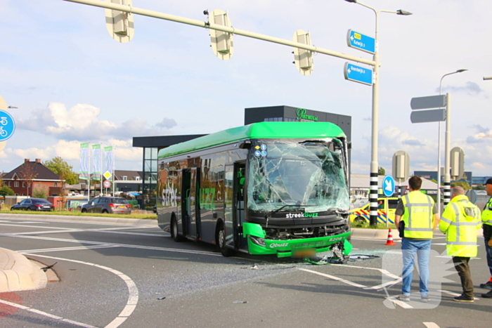 Twee bussen botsen hard, hulpdiensten groots ingezet