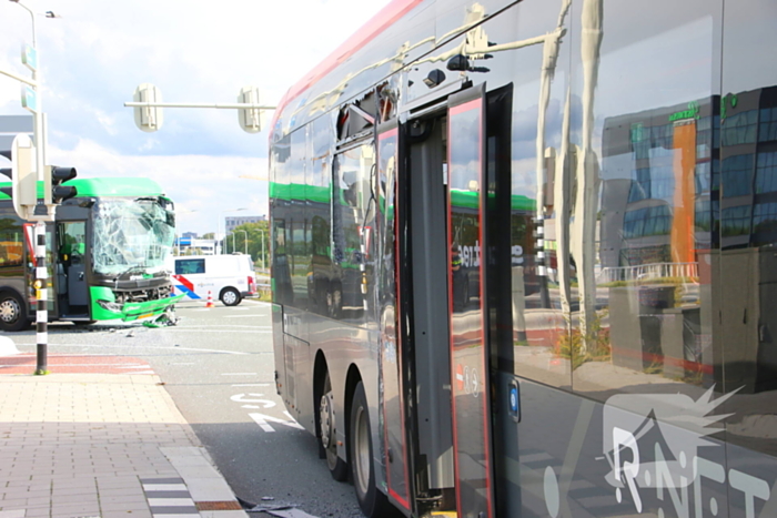 Twee bussen botsen hard, hulpdiensten groots ingezet