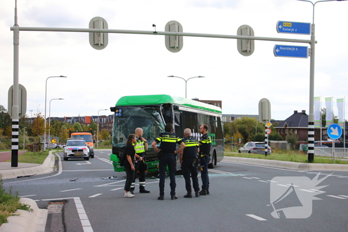 Twee bussen botsen hard, hulpdiensten groots ingezet