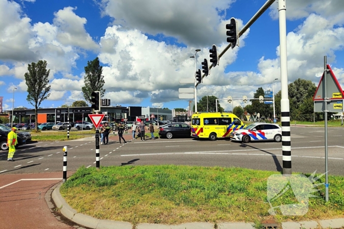 Scootmobiel en auto in botsing