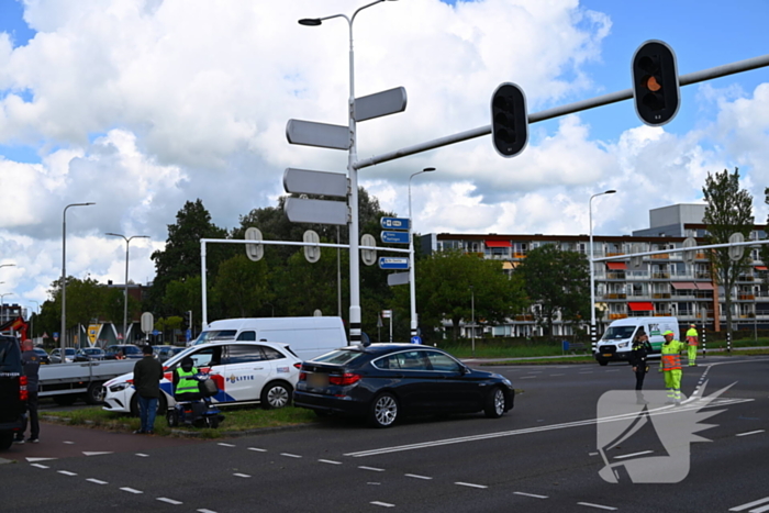 Scootmobiel en auto in botsing