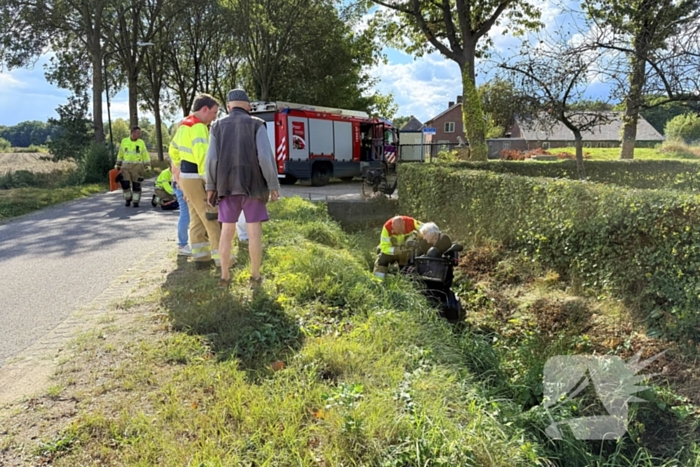 Vrouw met scootmobiel in sloot beland