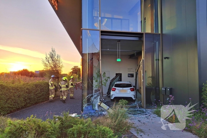 Auto crasht gebouw binnen