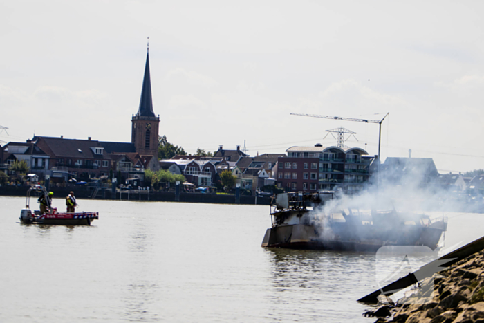 Pleziervaartuig volledig in brand