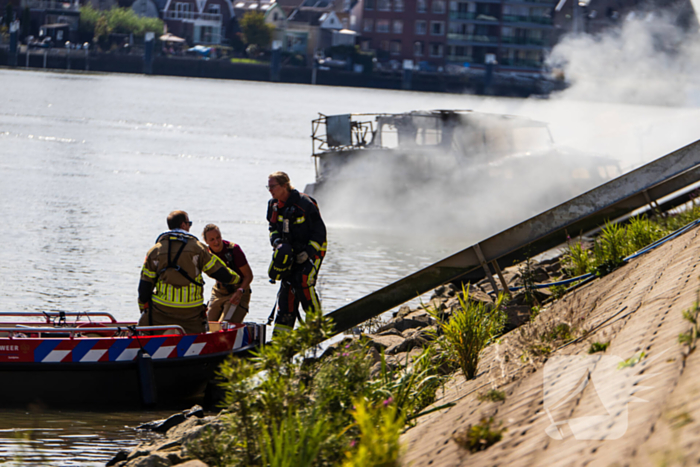 Pleziervaartuig volledig in brand