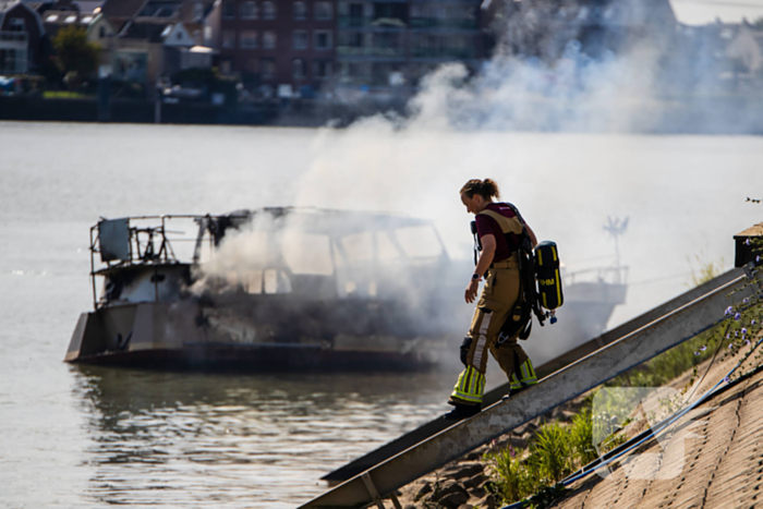 Pleziervaartuig volledig in brand