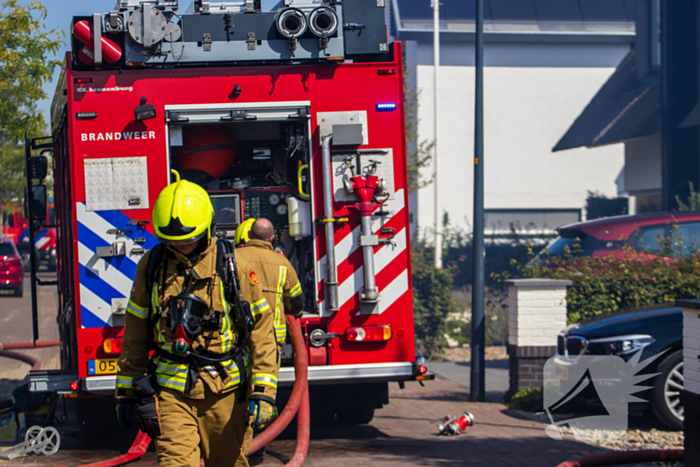Pleziervaartuig volledig in brand