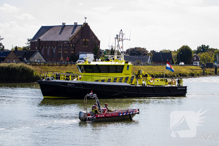 Pleziervaartuig volledig in brand