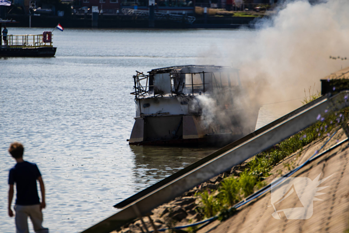 Pleziervaartuig volledig in brand