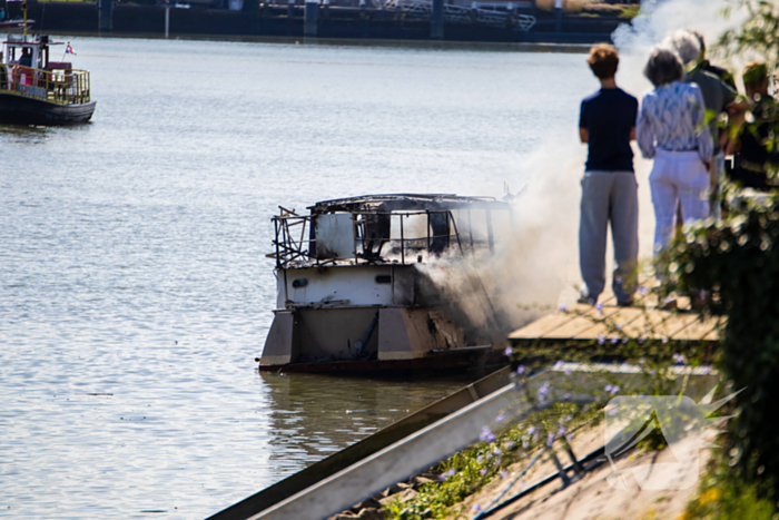 Pleziervaartuig volledig in brand