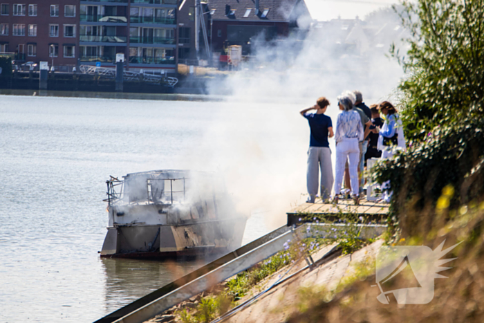 Pleziervaartuig volledig in brand