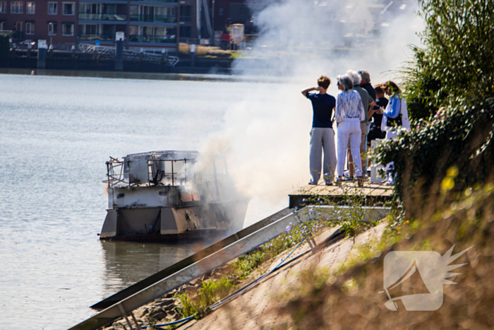 Pleziervaartuig volledig in brand