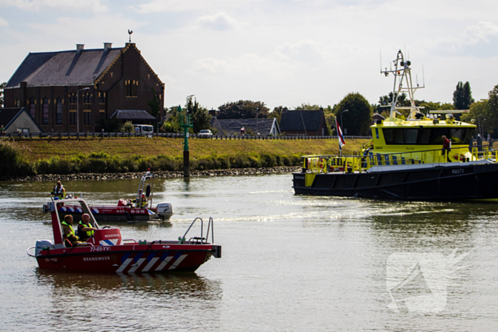 Pleziervaartuig volledig in brand